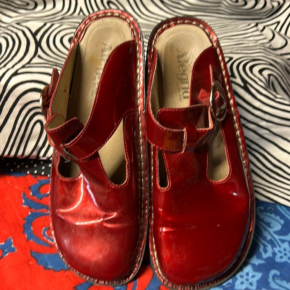 Alegria shiny red slides sz 38 8 8.5